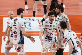 包含意大利杯集结日走向成谜，本菲卡刷新队史纪录，气氛紧张，球队文化再被提及的词条-半岛体育